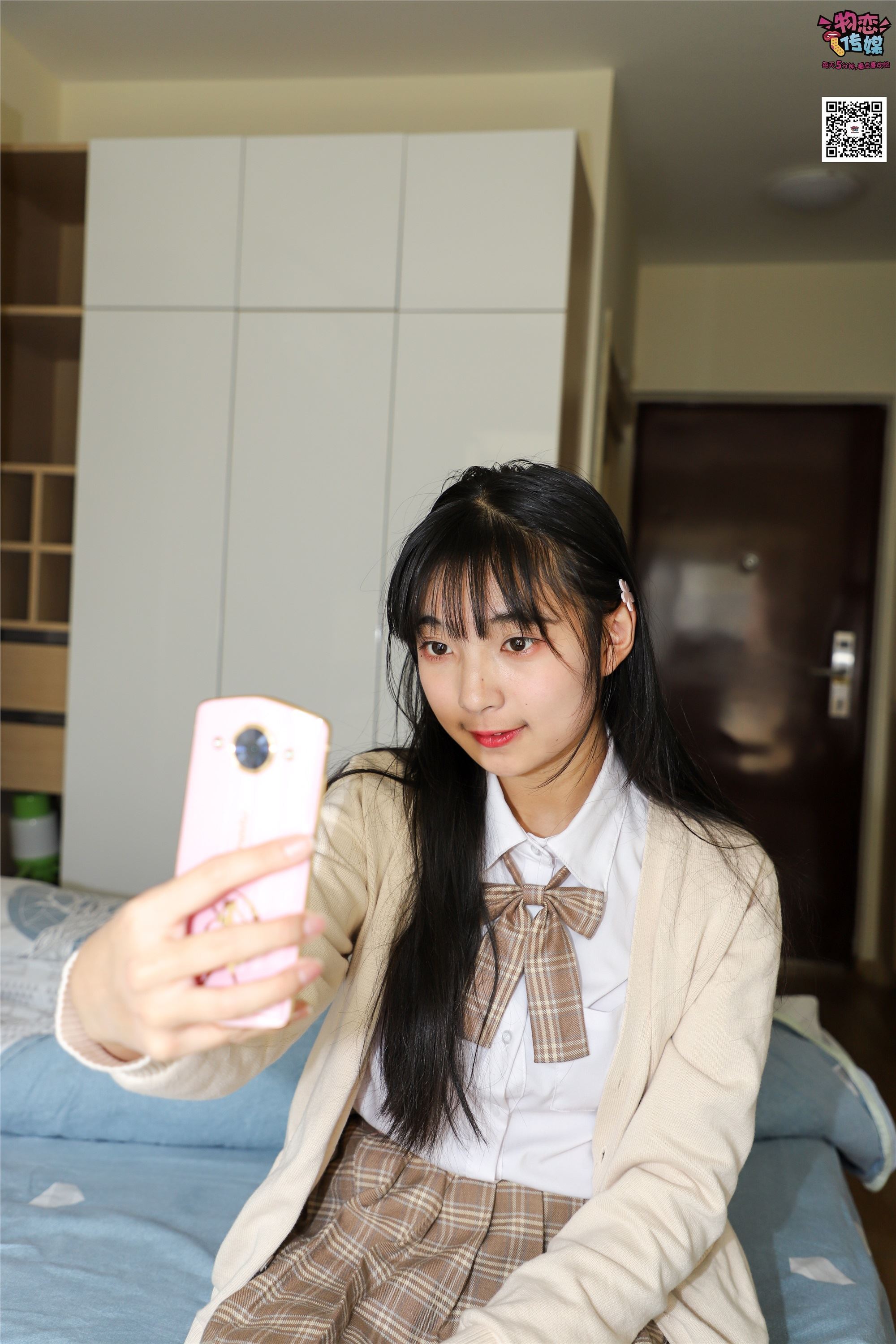 物恋传媒 No.005 JK制服高中小姐姐，棉袜加丝袜